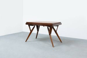 SCUOLA TORINESE - Tavolo in legno ad altezza regolabile che consente di utilizzarlo anche come tavolino. Anni '60 cm 73 5x122x112  [..]