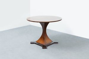 CARLO DE CARLI  nello stile di - Tavolo in legno di noce  base in legno scuro. Anni '50 cm 77x112