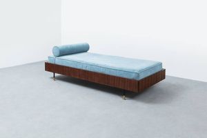 MARIO GOTTARDI  attribuito - Day bed con struttura in legno  piedi in metallo e particolari in ottone  cuscino imbottito rivestito in velluto.  [..]