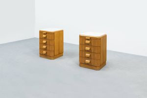 DASSI - Coppia di piccole cassettiere in legno chiaro con piano in marmo. Anni '50 cm 68x46x46