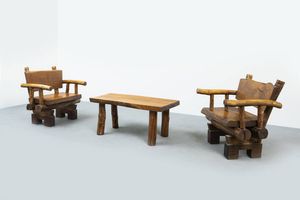 PRODUZIONE ITALIANA - Coppia di poltrone e tavolino costituiti da tronchi in legno massello. Anni '60 cm 80x76x65 cm 46 5x104x51