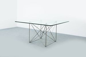 PRODUZIONE ITALIANA - Tavolo con struttura in tondino di metallo cromato  piano in vetro di forte spessore. Anni '70 cm 70 5x130x130