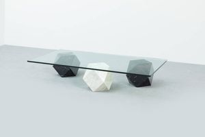 MASSIMO VIGNELLI - Tavolino con piano in vetro molato di forte spessore  sostegni ad elementi geometrici in marmi diversi. Anni '70  [..]