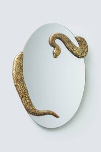 LUISA ZANIBELLI Venezia 1935 - Specchiera con applicazione a decoro in bronzo battuto e lavorato a fiamma  anima in legno rivestito in rame.  [..]