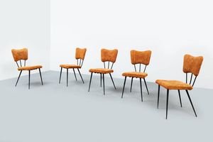 DORO - Cinque sedie con struttura in tondino di metallo verniciato  sedute e schienali imbottiti. Anni '50 cm 85x40x5 [..]