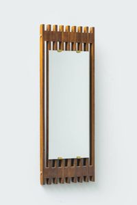 PRODUZIONE ITALIANA - Specchiera in legno listellare con particolari in ottone. Anni '60 cm 93x34