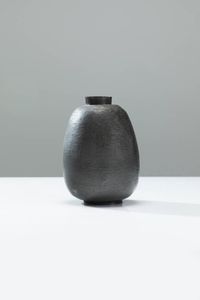 LORENZO BURCHIELLARO - Vaso in metallo martellato. Firmato sotto la base Anni '70 h cm 21