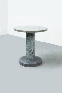 PRODUZIONE ITALIANA - Tavolino con stelo in marmo verde Alpi tornito. Anni '70 cm 65x60