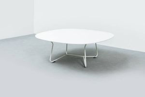 PRODUZIONE ITALIANA - Tavolino con struttura in tondino di metallo verniciato  piano in legno laccato. Anni '70 cm 45x120x120