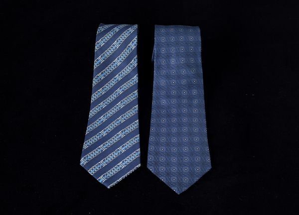 Lotto di 2 cravatte Vintage in seta Hermes fondo blu  - Asta For Men | Cambi Time - Associazione Nazionale - Case d'Asta italiane