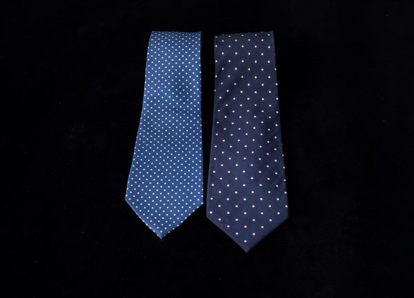 Lotto di 2 cravatte Vintage in seta a pois fondo blu/azzurro  - Asta For Men | Cambi Time - Associazione Nazionale - Case d'Asta italiane