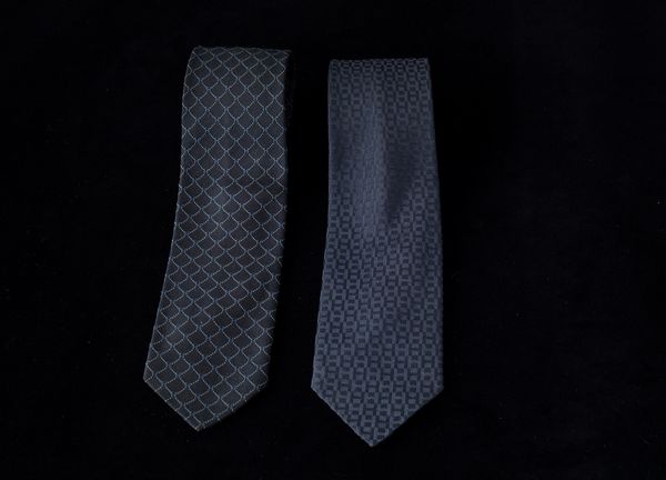 Lotto di 2 cravatte Vintage Hermes in seta fondo blu scuro  - Asta For Men | Cambi Time - Associazione Nazionale - Case d'Asta italiane