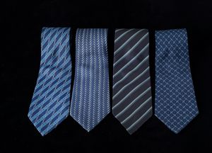 Lotto di 4 cravatte in seta Hermes fondo blu  - Asta For Men | Cambi Time - Associazione Nazionale - Case d'Asta italiane