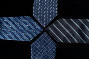 Lotto di 4 cravatte in seta Hermes fondo blu  - Asta For Men | Cambi Time - Associazione Nazionale - Case d'Asta italiane