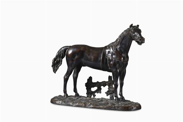 Cavallo con finimenti accanto ad una siepe  - Asta Lo Sport nell'Arte - Associazione Nazionale - Case d'Asta italiane