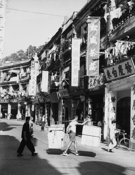 ,H. Armstrong Roberts : Nelle strade di Hong Kong  - Asta Fotografia: Under 1K - Associazione Nazionale - Case d'Asta italiane