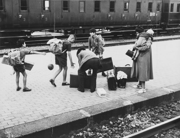 ,Mario De Biasi : Alla stazione di Bologna  - Asta Fotografia: Under 1K - Associazione Nazionale - Case d'Asta italiane