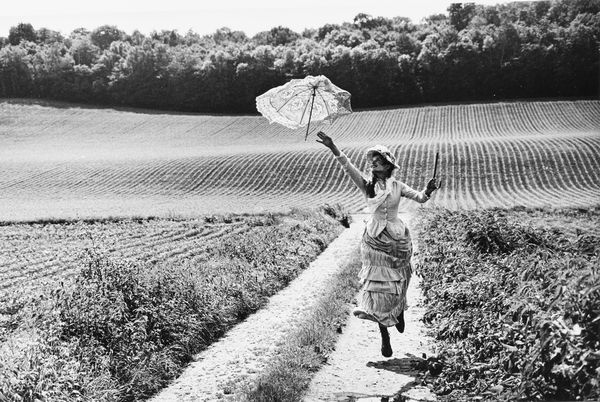,Jacques-Henri Lartigue : Femme  l'ombrelle  - Asta Fotografia: Under 1K - Associazione Nazionale - Case d'Asta italiane
