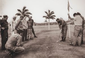 ,Alberto Korda - Fidel playing golf