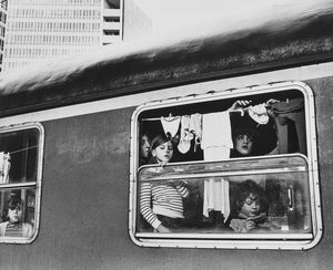 ,Mimmo Jodice - Napoli, Stazione Centrale, Binario 11, terremotati alloggiati in treno