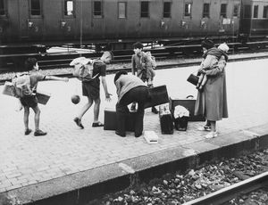 ,Mario De Biasi - Alla stazione di Bologna