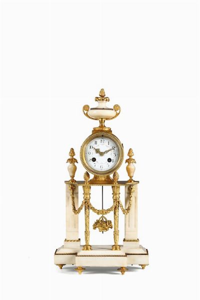 Pendola a portico in marmo bianco e bronzi dorati, Francia Napoleone III  - Asta Antiquariato - Associazione Nazionale - Case d'Asta italiane