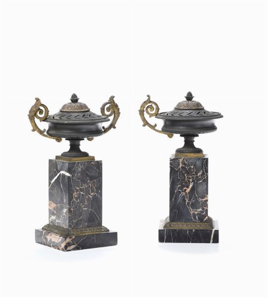 Due vasetti in marmo grigio e bronzo dorato, XIX-XX secolo  - Asta Antiquariato - Associazione Nazionale - Case d'Asta italiane
