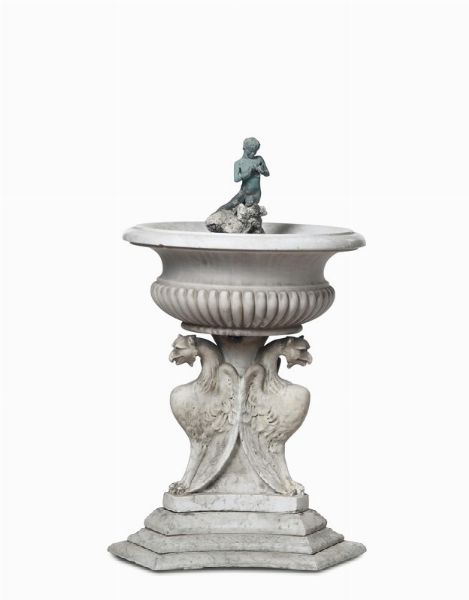 Fontana in marmo scolpita con grifoni, XIX-XX secolo  - Asta Antiquariato - Associazione Nazionale - Case d'Asta italiane