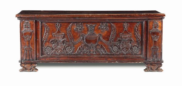 Cassapanca in legno intagliato, XVIII secolo  - Asta Antiquariato - Associazione Nazionale - Case d'Asta italiane