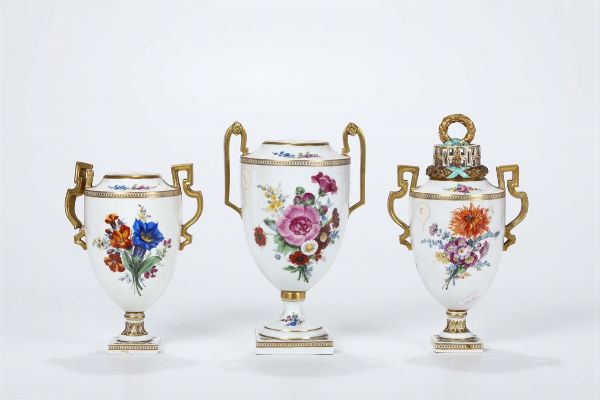 Tre anfore in porcellana policroma, XIX-XX secolo  - Asta Antiquariato - Associazione Nazionale - Case d'Asta italiane
