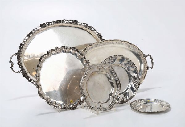 Quattro piatti diversi in argento, uno dell'argentiere Miracoli, Milano  - Asta Antiquariato - Associazione Nazionale - Case d'Asta italiane