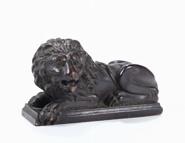 Piccola figura di leone in legno intagliato, XIX secolo  - Asta Antiquariato - Associazione Nazionale - Case d'Asta italiane