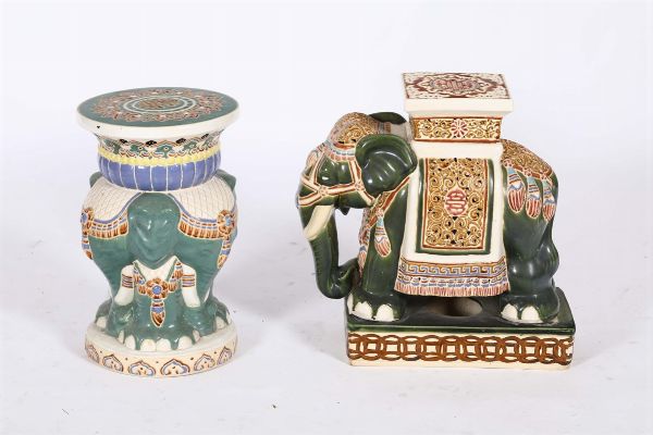 Coppia di sgabelli diversi in ceramica, Cina XX secolo  - Asta Antiquariato - Associazione Nazionale - Case d'Asta italiane