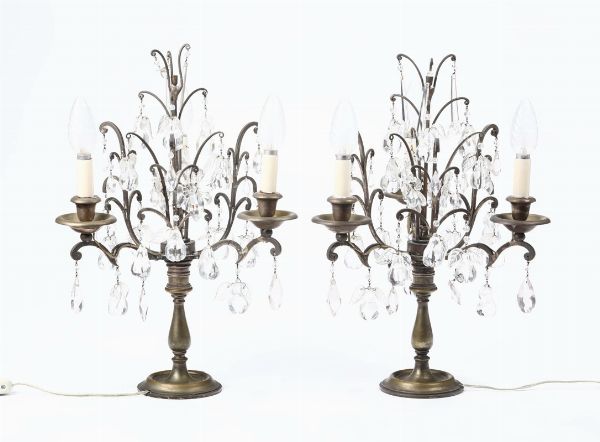 Coppia di girandoles a tre luci in metallo e vetro, XIX-XX secolo  - Asta Antiquariato - Associazione Nazionale - Case d'Asta italiane