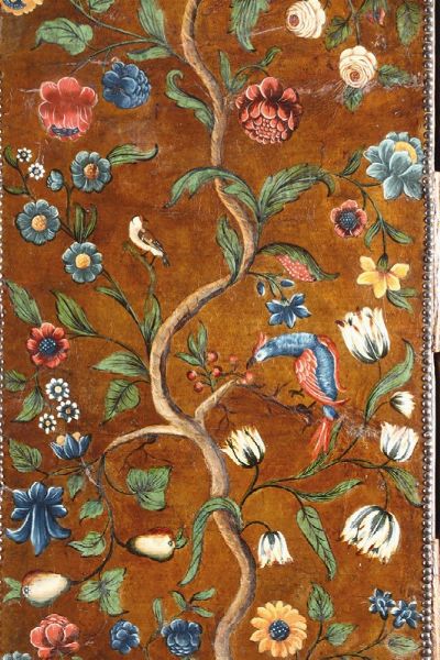 Paravento a quattro pannelli in cuoio lavorato a mano e dipinto in policromia, XVII secolo  - Asta Antiquariato - Associazione Nazionale - Case d'Asta italiane