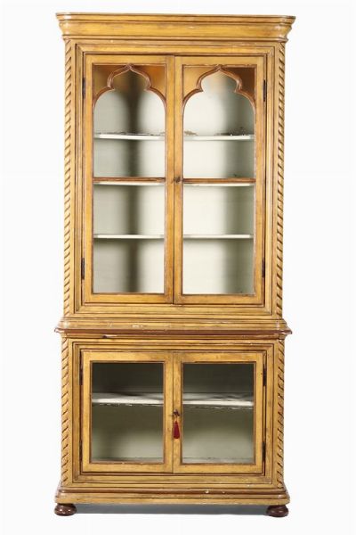 Coppia di vetrine in legno intagliato e laccato a decorazione neogotica, XIX secolo  - Asta Antiquariato - Associazione Nazionale - Case d'Asta italiane