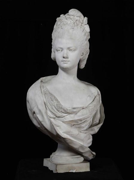 Busto in biscuit di figura femminile, XX secolo  - Asta Antiquariato - Associazione Nazionale - Case d'Asta italiane