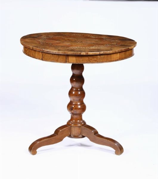 Tavolino con piano circolare lastronato ed intarsiato, XIX secolo  - Asta Antiquariato - Associazione Nazionale - Case d'Asta italiane