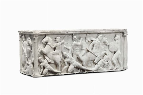 Sarcofago in marmo bianco scolpito a bassorilievo con scena classica di battaglia, XIX-XX secolo  - Asta Antiquariato - Associazione Nazionale - Case d'Asta italiane