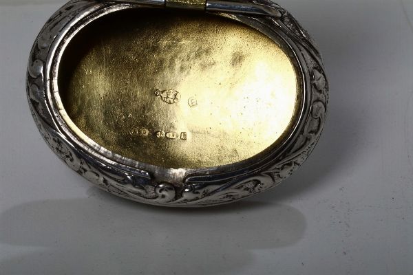 Lotto di scatolina ovale e tabacchiera in argento, Inghilterra XX secolo  - Asta Antiquariato - Associazione Nazionale - Case d'Asta italiane