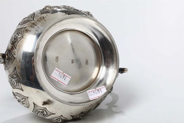 Zuccheriera in argento sbalzato, argentiere RH, Inghilterra fine XIX secolo  - Asta Antiquariato - Associazione Nazionale - Case d'Asta italiane