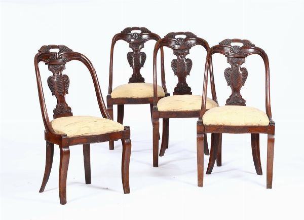 Quattro sedie a gondola in noce intagliato, XIX secolo  - Asta Antiquariato - Associazione Nazionale - Case d'Asta italiane