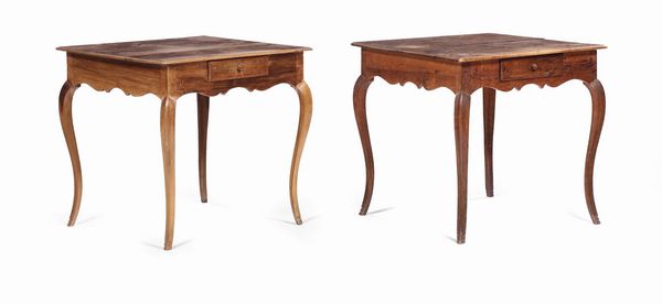 Coppia di tavoli da centro in noce, XVIII-XIX secolo  - Asta Antiquariato - Associazione Nazionale - Case d'Asta italiane