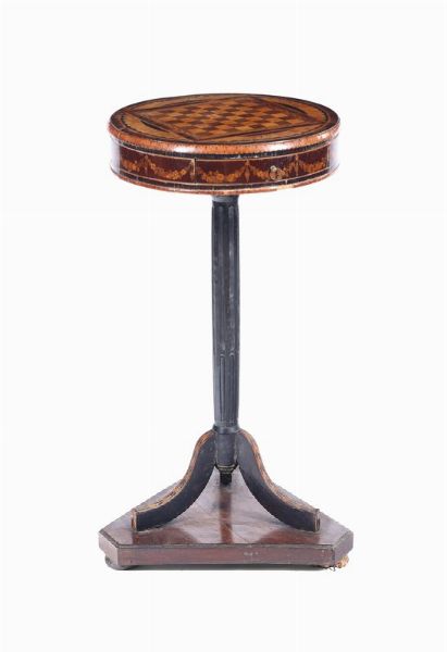 Tavolino con piano circolare lastronato ed intarsiato, XIX secolo  - Asta Antiquariato - Associazione Nazionale - Case d'Asta italiane