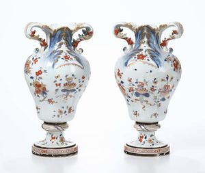 Coppia di vasi in porcellana con stemmi nobiliari inglesi, Cina, XIX secolo  - Asta Antiquariato - Associazione Nazionale - Case d'Asta italiane