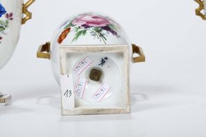 Tre anfore in porcellana policroma, XIX-XX secolo  - Asta Antiquariato - Associazione Nazionale - Case d'Asta italiane
