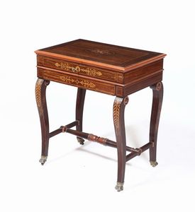 Tavolino da lavoro Carlo X lastronato ed intarsiato, XIX secolo  - Asta Antiquariato - Associazione Nazionale - Case d'Asta italiane
