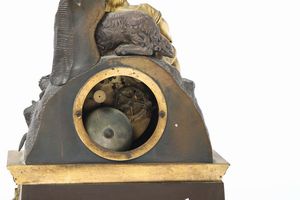 Pendola da tavolo in bronzo e bronzo dorato, XIX secolo  - Asta Antiquariato - Associazione Nazionale - Case d'Asta italiane