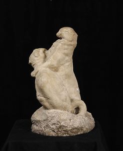 Scultura in marmo? raffigurante lotta di gatti  - Asta Antiquariato - Associazione Nazionale - Case d'Asta italiane