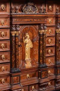 Importante monetiere in legno di noce a due ante, Germania XVII secolo  - Asta Antiquariato - Associazione Nazionale - Case d'Asta italiane